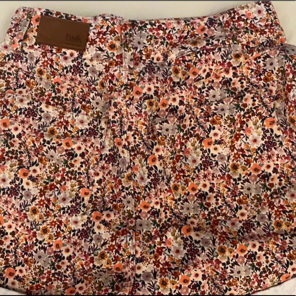 Cute shorts with flowers - Picture 2 of 2